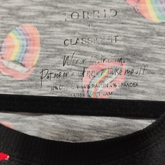 Torrid Rainbow Lips Pride 🌈 T-shirt - Size 1X - Picture 4 of 5